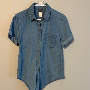 Eddie Bauer Women's short sleeve Blue Button Down Shirt. Med. EUC.